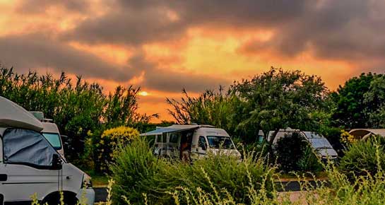 location emplacement camping car camargue