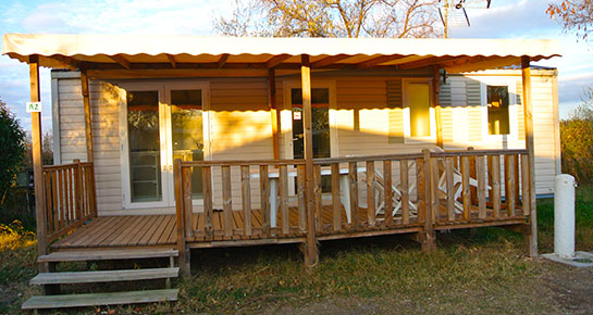 camping en camargue avec mobil home avec terrasse