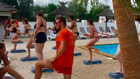 camping en camargue sport bord de piscine