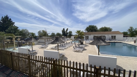 ensemble-piscine-camping-arles