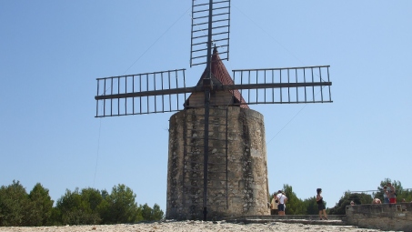 moulin parc des alpilles