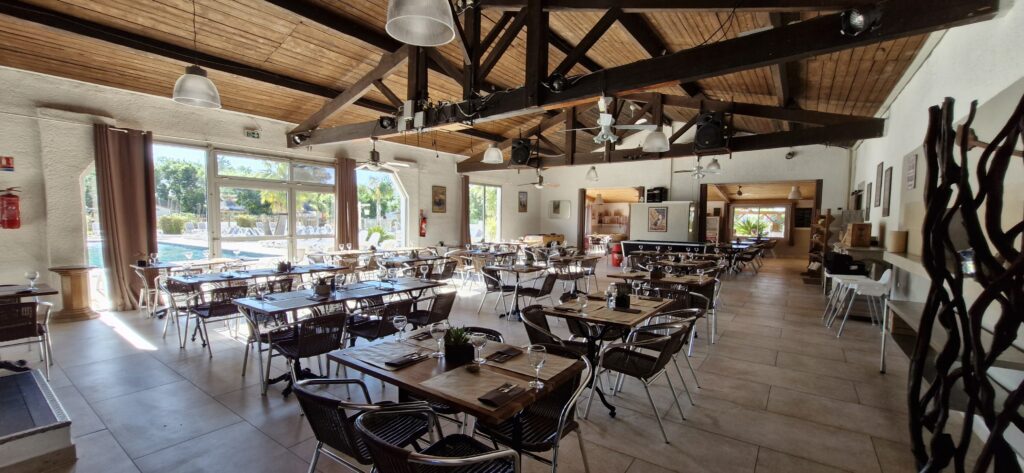 Salle du restaurant du camping Crin Blanc