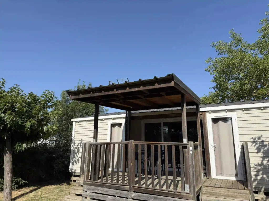 Mobil-home avec terrasse couverte au camping Crin Blanc