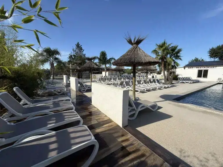 Grand bassin de la piscine du camping Crin Blanc