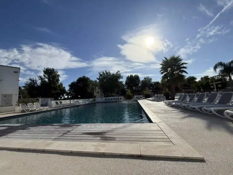 Bassin de l’espace aquatique du camping Crin Blanc