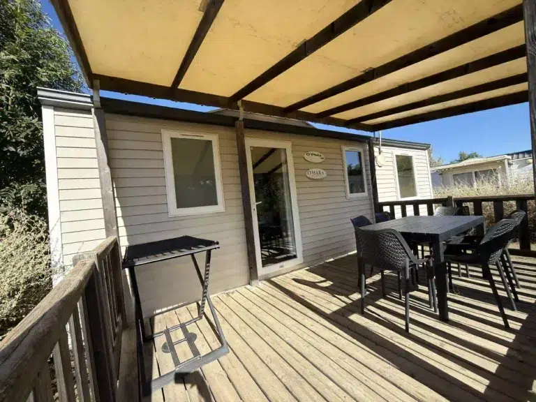 Mobil-home climatisé avec terrasse couverte au camping Crin Blanc