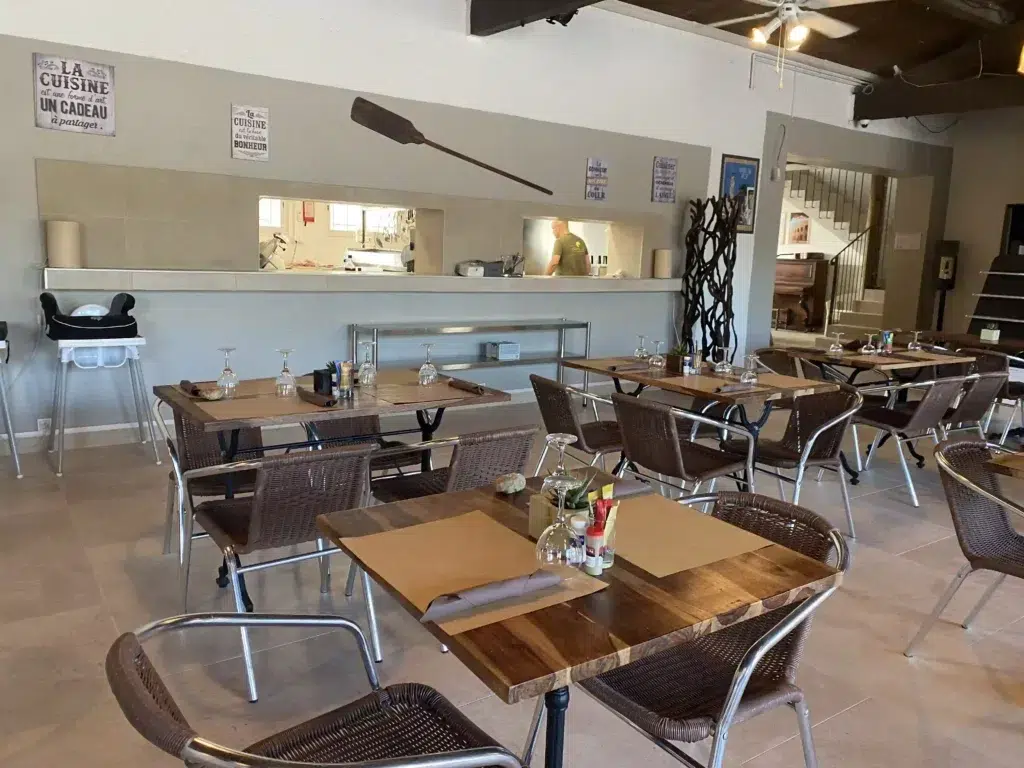 Tables du restaurant du camping Crin Blanc