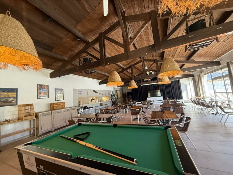 Salle du restaurant du camping Crin Blanc, décoration 2026