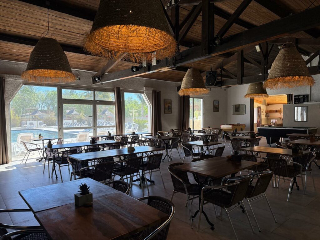 Salle du restaurant du camping Crin Blanc