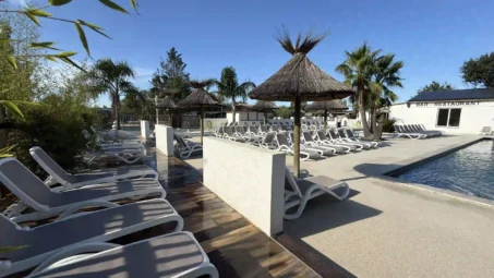 piscine extérieure chauffée et detente