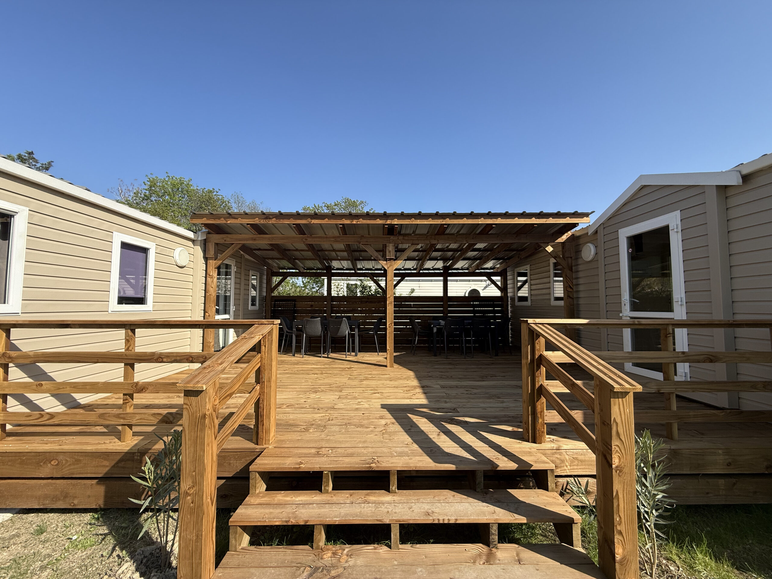 Stay on a campsite pitch with pergola in the south of France