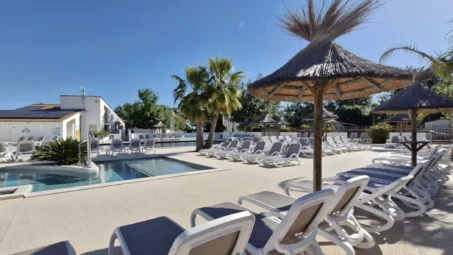 piscine extérieure chauffée et detente