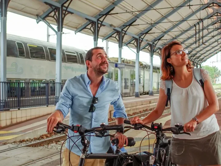 Cyclistes avec leurs vélos sur le quai d’une gare