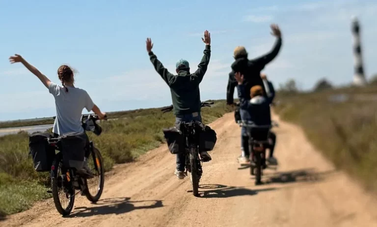 Groupe de cyclotouristes avec sacoches sur un chemin de Camargue