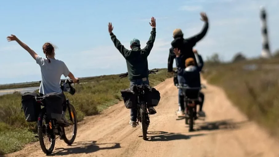 Cyclotouristes en Camargue Cyclotouristes avec sacoches sur un chemin de Camargue