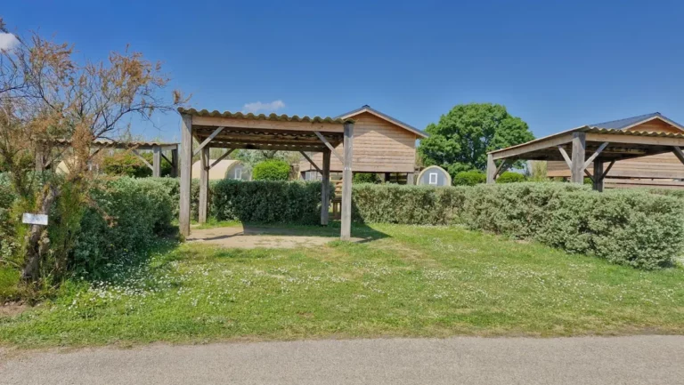 Emplacement de camping sous tonnelle au camping Crin Blanc