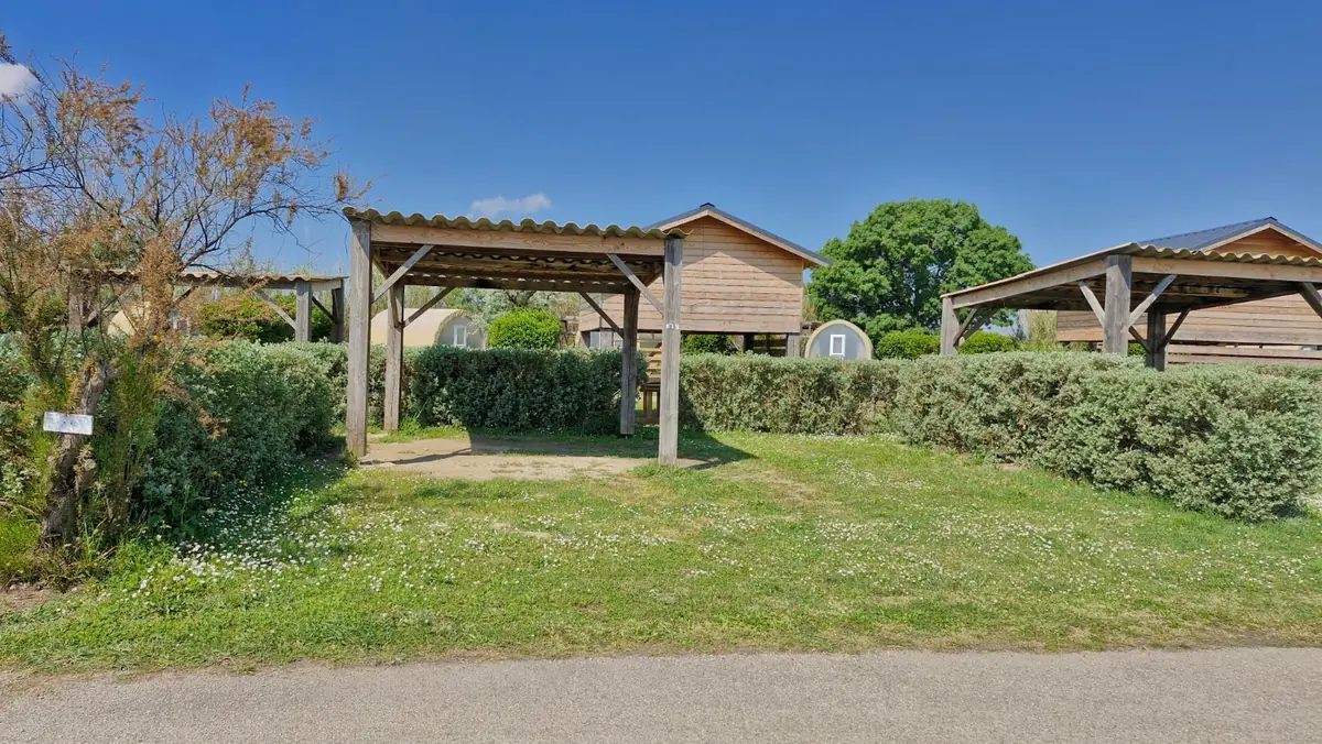 Emplacement de camping sous tonnelle au camping Crin Blanc