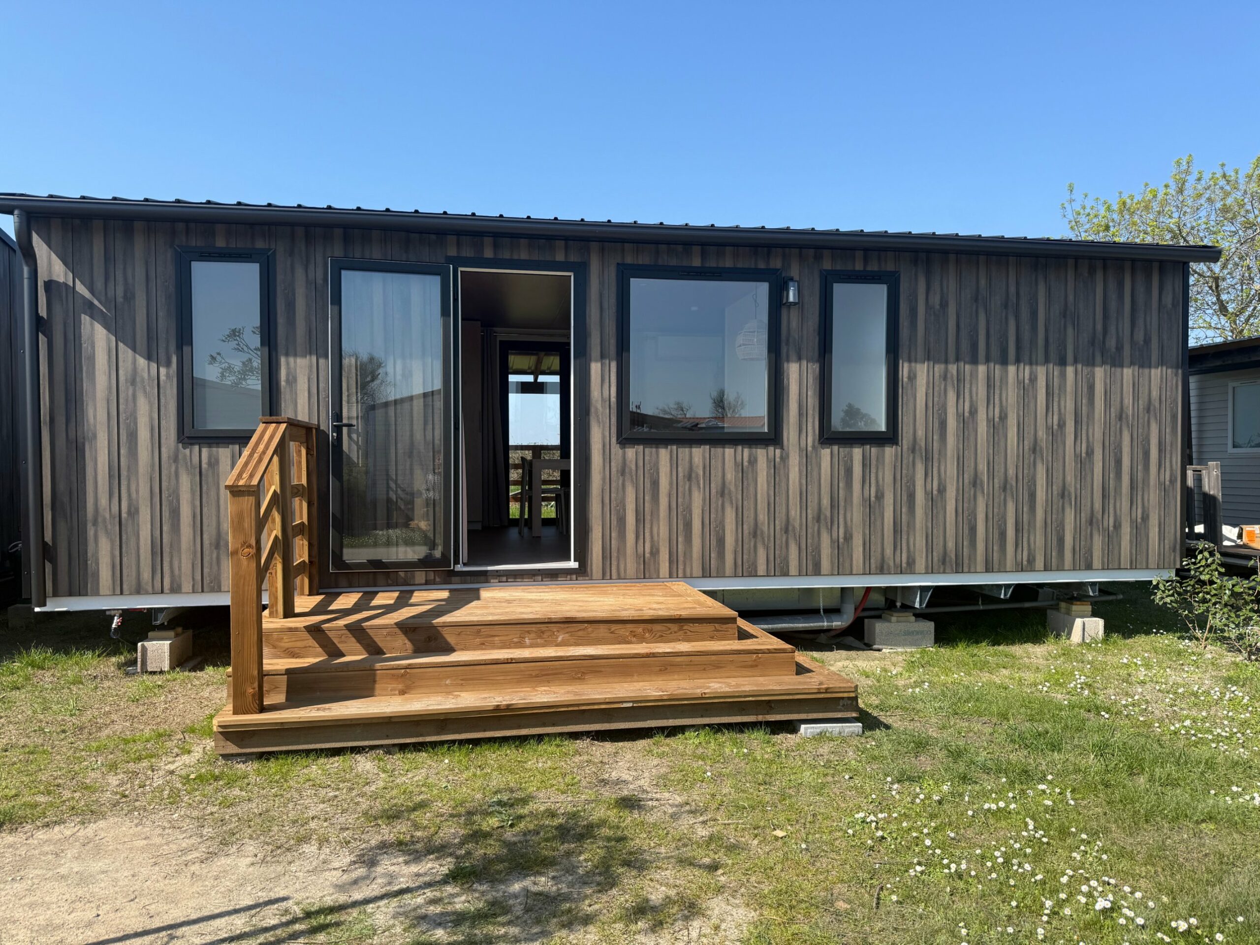 Mobil-home au bardage bois avec terrasse, au camping Crin Blanc en Camargue