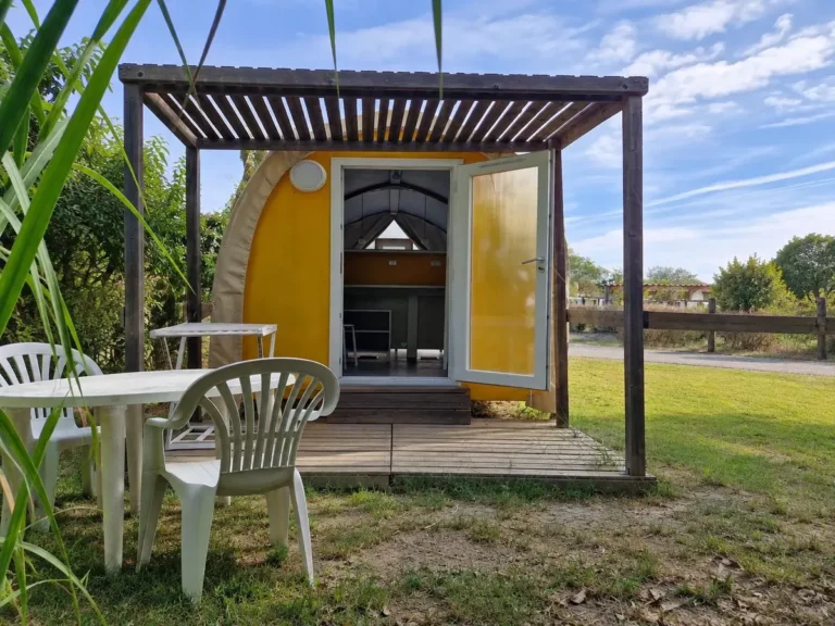 Tente bivouac avec terrasse en bois et pergola au camping Crin Blanc
