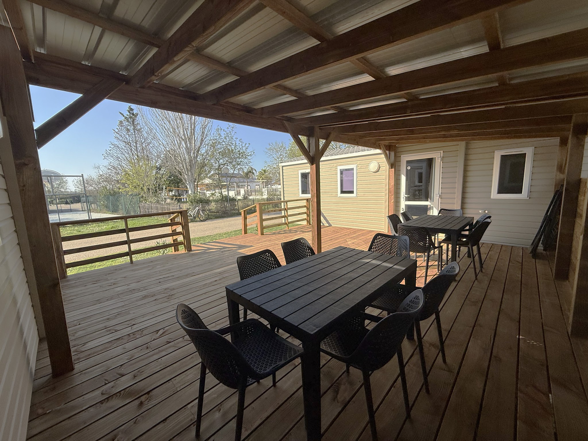Grande terrasse couverte du mobil-home Grand Mistral