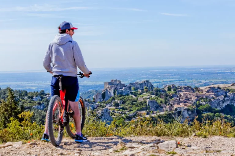 Cycliste face au village des Baux-de-Provence