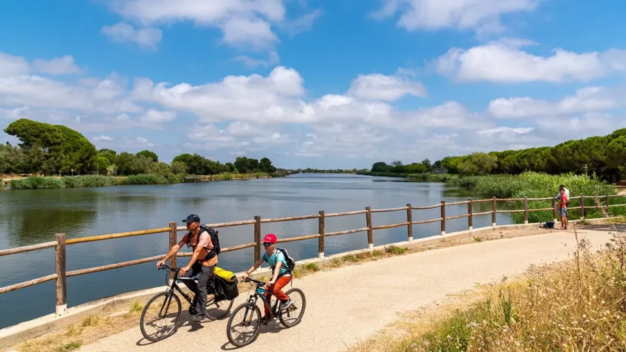 ViaRhôna à vélo Famille à vélo sur la ViaRhôna