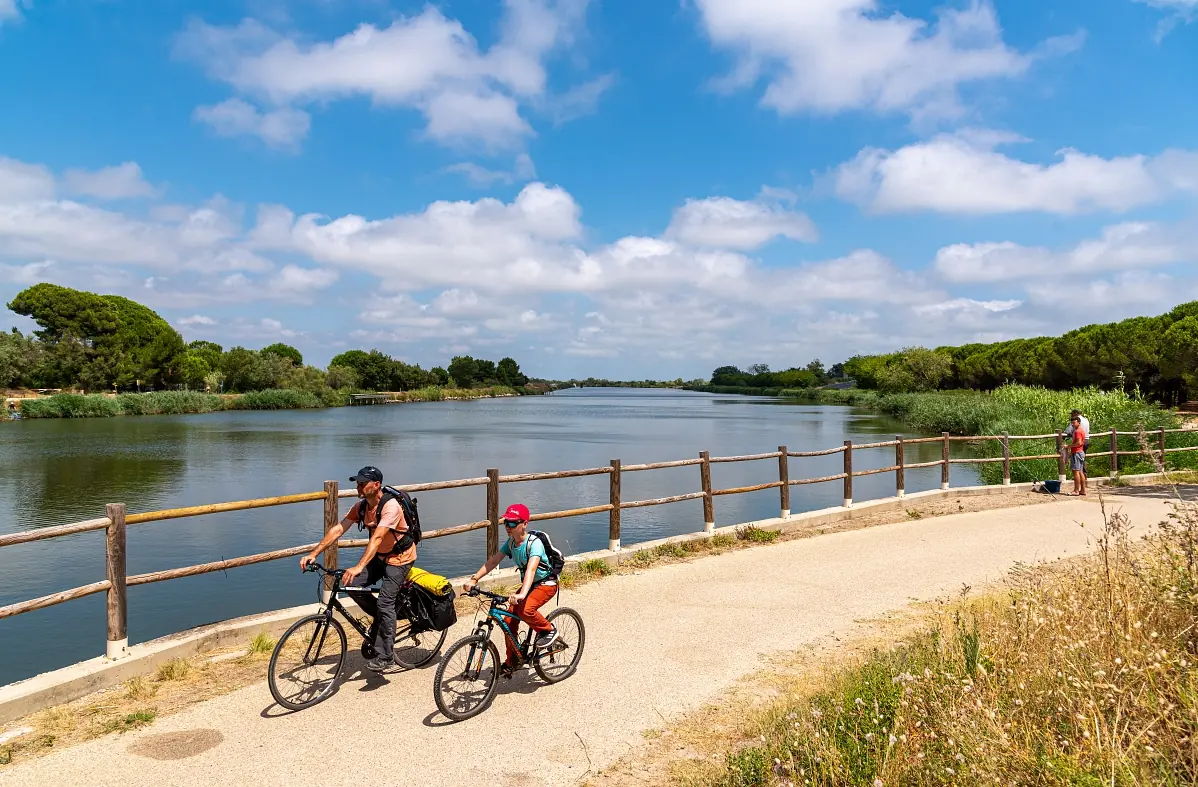 Famille à vélo sur la ViaRhôna